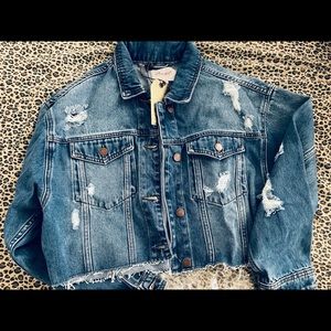 beautiful crop demin jacket🧥✈️